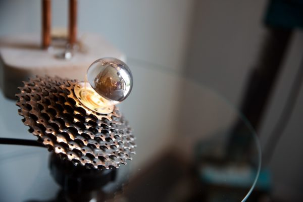 Uniek en design lamp Kunt u gebruiken al tafel lamp of hang lamp. De Cassette lamp is gemaakt van 2 fiets cassettes. Strijksnoer grijs. Spiegelkoplamp Prijzen inclusief spiegelkoplamp