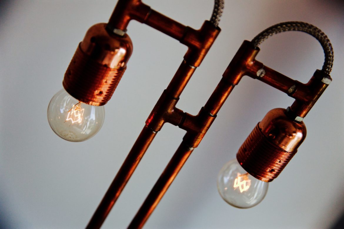 Tafellamp koper met beton.